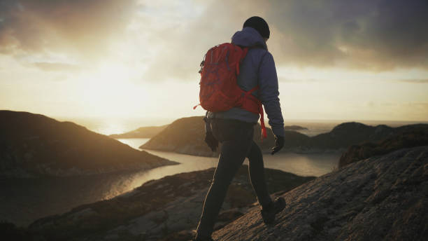 女性の屋外の冒険:フィヨルドでノルウェーでハイキング - sogn og fjordane county ストックフォトと画像