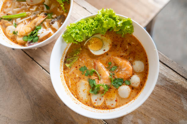seafood tom yam spicy noodle - sopa tom yum imagens e fotografias de stock