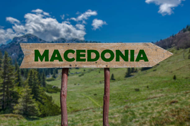 placa de estrada de seta de madeira da macedônia - backpacker green vacations outdoors - fotografias e filmes do acervo