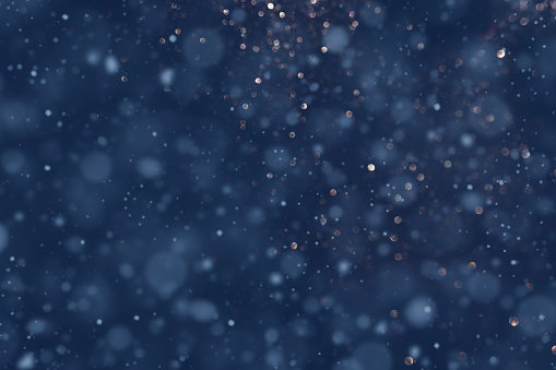 Cayendo nieve sobre el azul. Antecedentes para el horario de invierno. photo