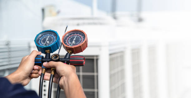 o técnico está verificando o ar condicionado, medindo equipamentos para enchimento de condicionadores de ar. - ventilador - fotografias e filmes do acervo