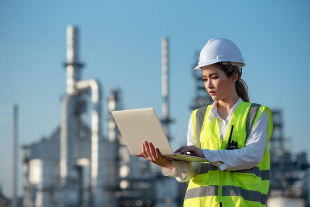 istock Engineer inspecting in industrial oil refinery. Industry 4.0 concept. Background blurred concept. 1339206033