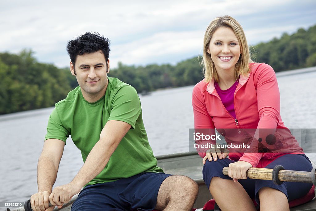 Couple dans un bateau à rames - Photo de Adulte libre de droits