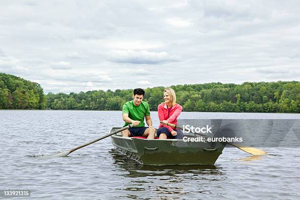 Casal Em Uma Canoa - Fotografias de stock e mais imagens de 30-39 Anos - 30-39 Anos, Adulto, Adulto de idade mediana