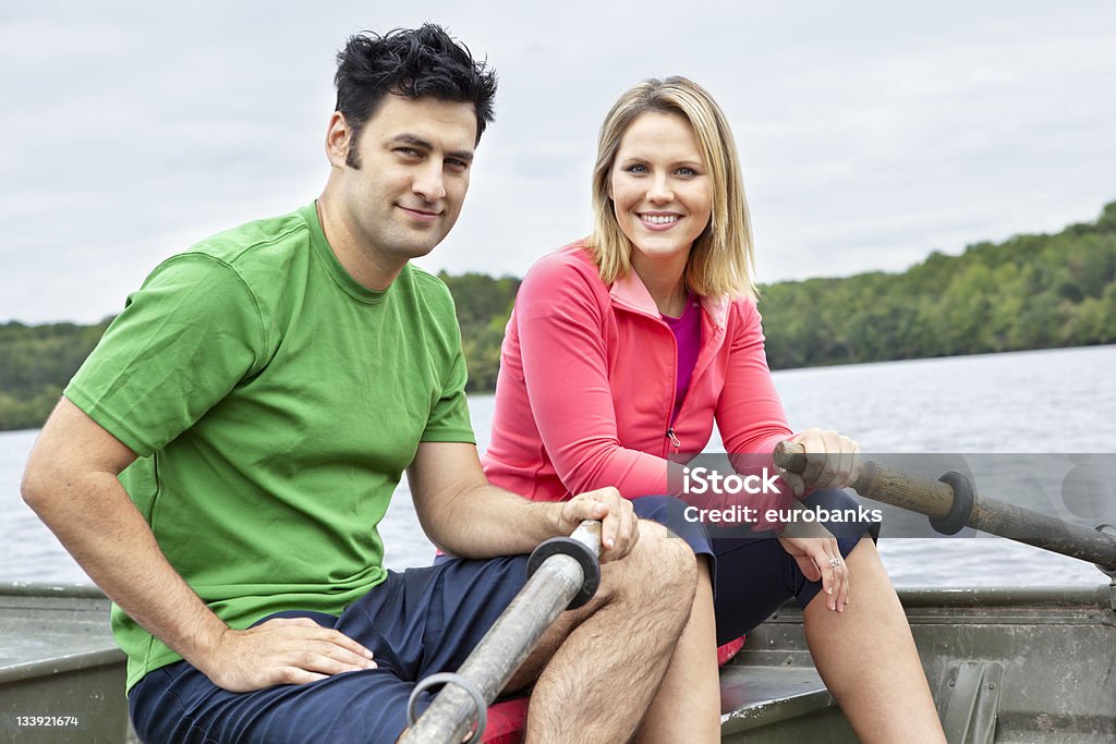 Pareja en un barco de remos - Foto de stock de 30-39 años libre de derechos