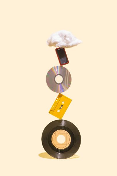 discos de vinilo ep, cd, cinta de casete, cd, reproductor de mp3 y puntal en forma de nube de algodón en la parte superior del otro. concepto de historia de los medios musicales hechos sobre fondo beige. - personal cassette player fotografías e imágenes de stock