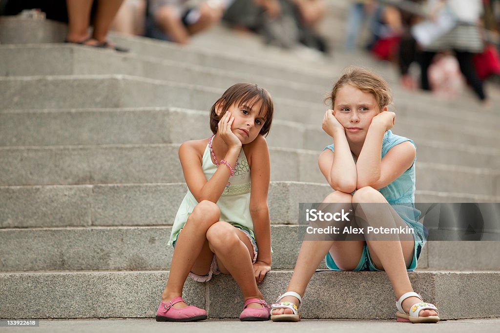 Duas irmãs espera sobre as escadas de um edifício público - Royalty-free Adolescente Foto de stock