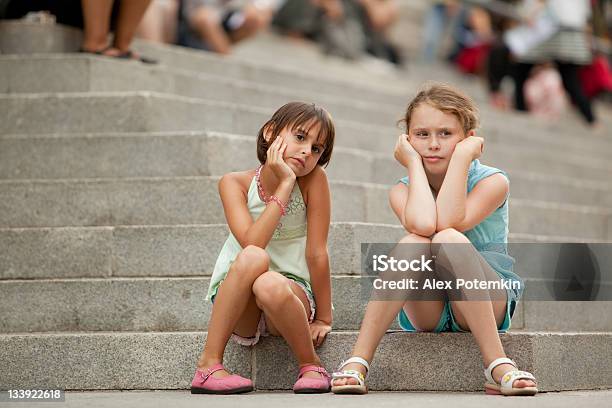 Duas Irmãs Espera Sobre As Escadas De Um Edifício Público - Fotografias de stock e mais imagens de Adolescente