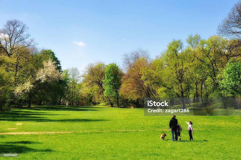 Glückliche Familie im park - Lizenzfrei Baum Stock-Foto