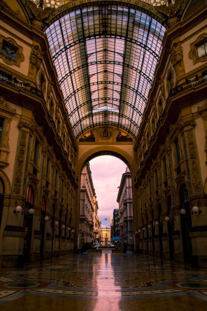 galería vittorio emanuele - shopping milan italy retail shopping mall fotografías e imágenes de stock