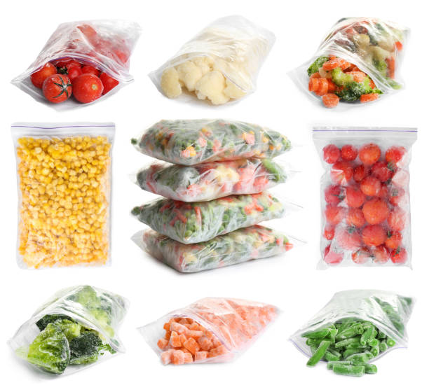 set di diverse verdure surgelate in sacchetti di plastica su sfondo bianco - broccoli vegetable food isolated foto e immagini stock