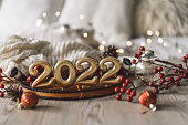 幸せな新年2022。モミの木、コーンとクリスマスの装飾とクリスマスの背景。クリスマス休暇のお祝い。