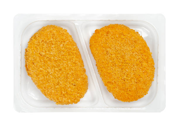 vegan panierte schnitzel, vorgebratenes schnitzel, in einem plastiktablett - schnitzel cutlet meat isolated on white stock-fotos und bilder