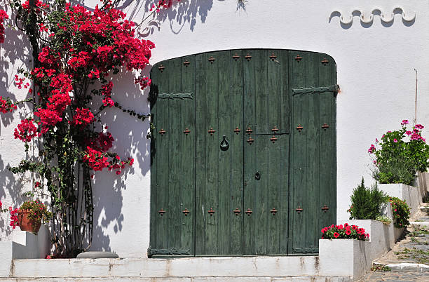 porte fermée - cadaques photos et images de collection