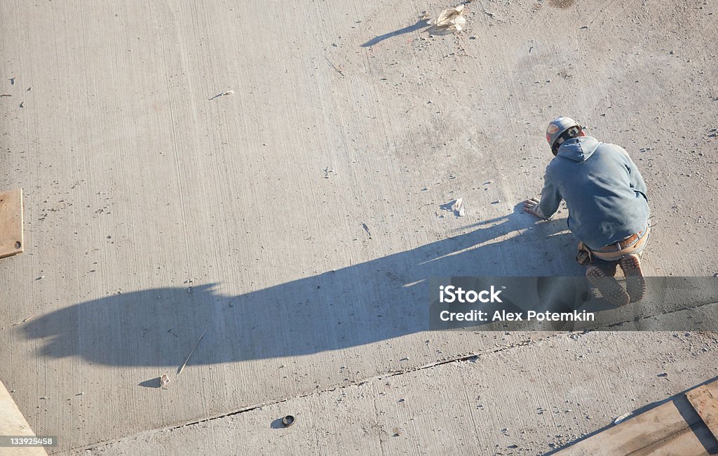 Работа Ремонтник с необычными shadow - Стоковые фото Тень роялти-фри