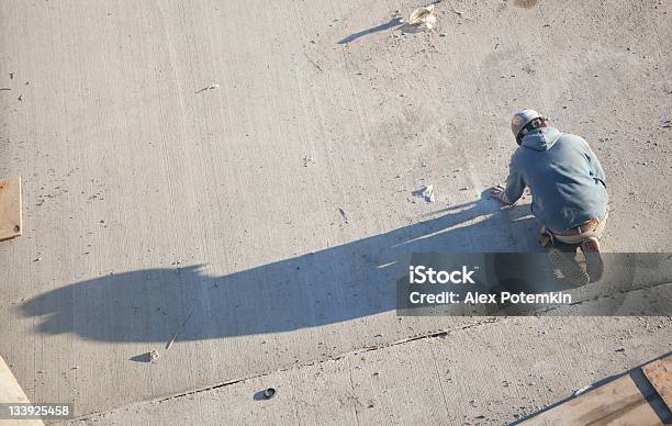 Работа Ремонтник С Необычными Shadow — стоковые фотографии и другие картинки Тень - Тень, Строительный рабочий, Тень на первом плане