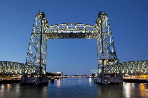 słynny stary most kolejowy de hef w rotterdamie - vertical lift bridge zdjęcia i obrazy z banku zdjęć