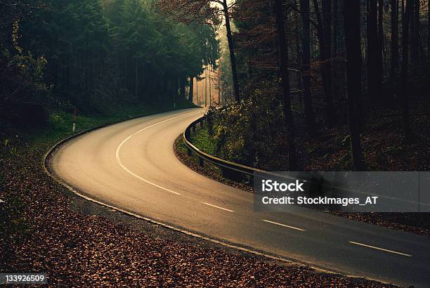 Autumnally Niebezpieczne Street - zdjęcia stockowe i więcej obrazów Miasto - Miasto, Arteria, Asfalt