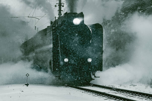 der dampf-retro-zug fährt vom bahnhof ab. - locomotive steam train train snow stock-fotos und bilder