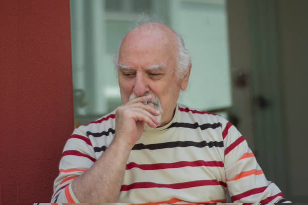 velho aposentado fumando e tossindo. - coughing cold and flu flu virus smoking issues - fotografias e filmes do acervo