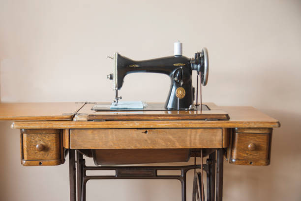 máquina de costura de pedal antigo - sewing machine sewing sewing item needle - fotografias e filmes do acervo
