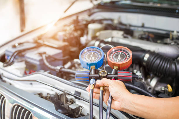 Car air conditioner check service, leak detection, fill refrigerant.Device and meter liquid cooling in the car by specialist technicians. Technician is checking air conditioner. refrigeration business air conditioner factory stock pictures, royalty-free photos & images