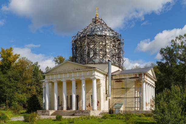 ツェルコフのスレテニヤ・ゴスポドニャ - ロシア正教会 - restoring house scaffolding history ストックフォトと画像