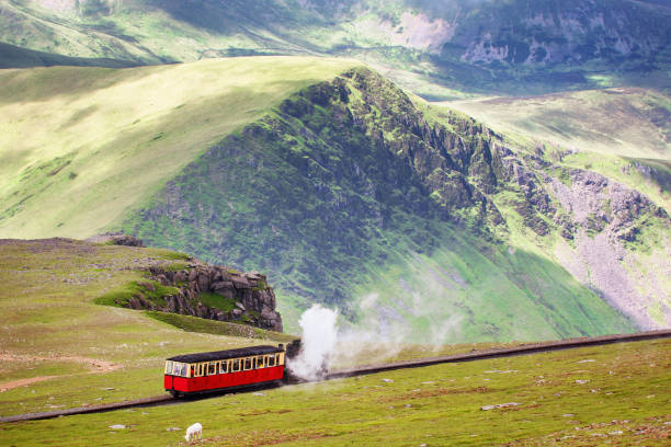 bergbahn, snowdonia, nordwales. der dampfzug fährt von der stadt llanberis im tal zum gipfel des mount snowden. - wales mountain mountain range hill stock-fotos und bilder