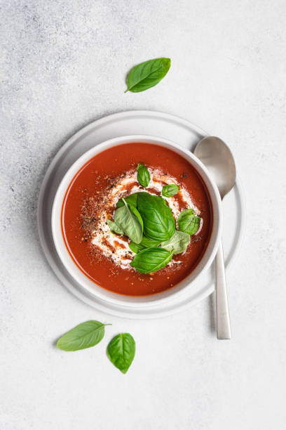 tomatensuppe mit strachatella - tomato soup red basil table stock-fotos und bilder