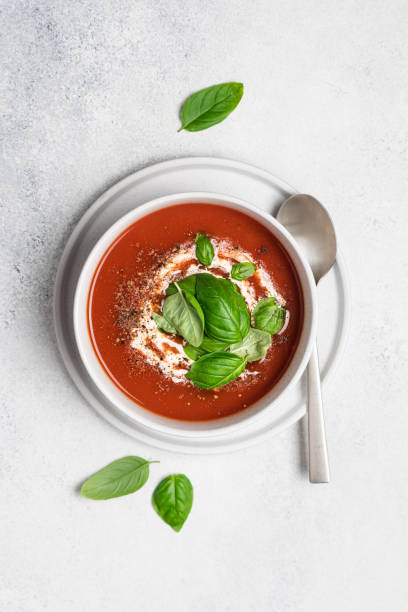 스트라샤텔라를 곁들인 토마토 수프 - tomato soup red basil table 뉴스 사진 이미지