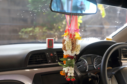 garland made from fresh flowers Hanging inside the car