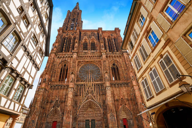 cattedrale di notre dame a strasburgo francia - strasbourg france cathedrale notre dame cathedral europe foto e immagini stock