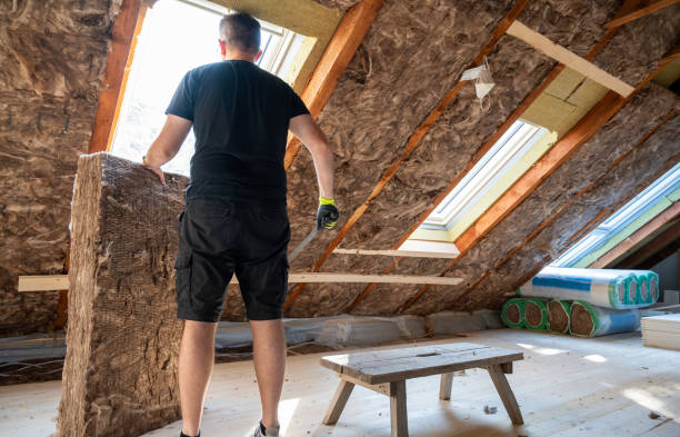 rzemieślnik tnący materiał izolacyjny w celu izolacji strychu. - insulation roof attic home improvement zdjęcia i obrazy z banku zdjęć