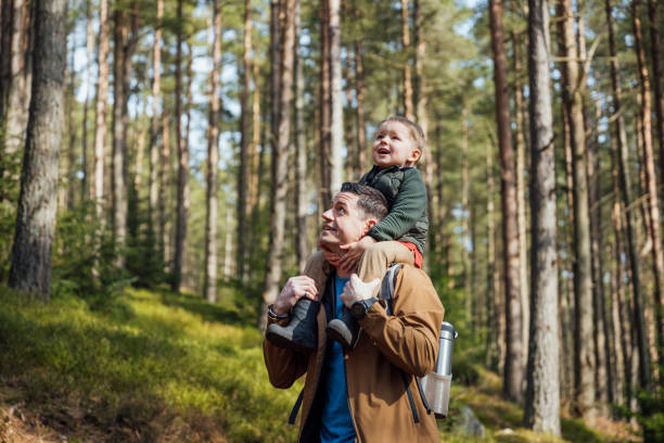 explorando el mundo juntos - toddler child nature friendship fotografías e imágenes de stock