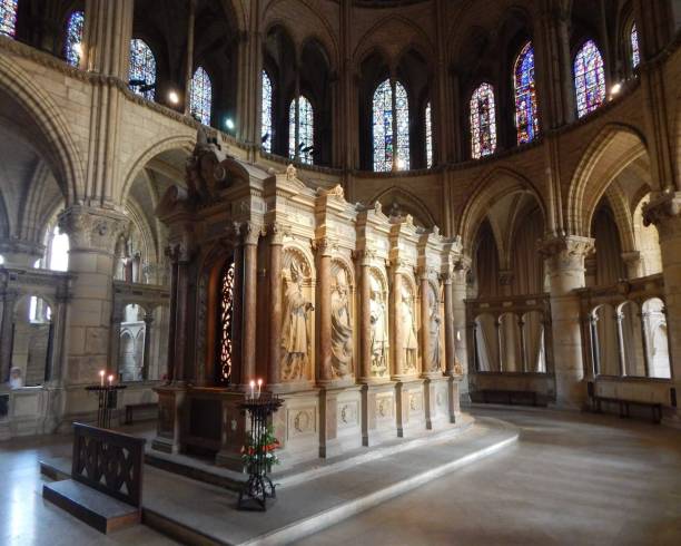 interior de la basílica de saint-remi, reims, francia - catedral de reims fotografías e imágenes de stock