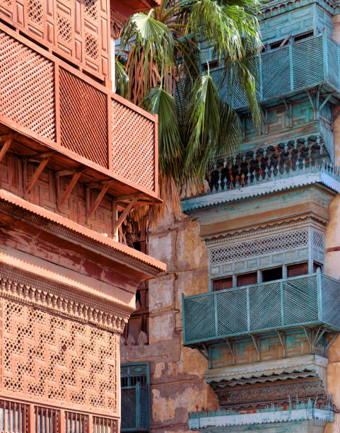 djeddah historique, la porte de la mecque, site du patrimoine mondial de l’unesco - balcons mashrabiya rouges et verts - al balad, djeddah historique, arabie saoudite - jiddah photos et images de collection