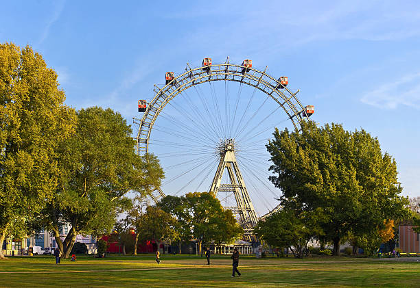 historischer großer-rad von wien - wiener wurstelprater stock-fotos und bilder