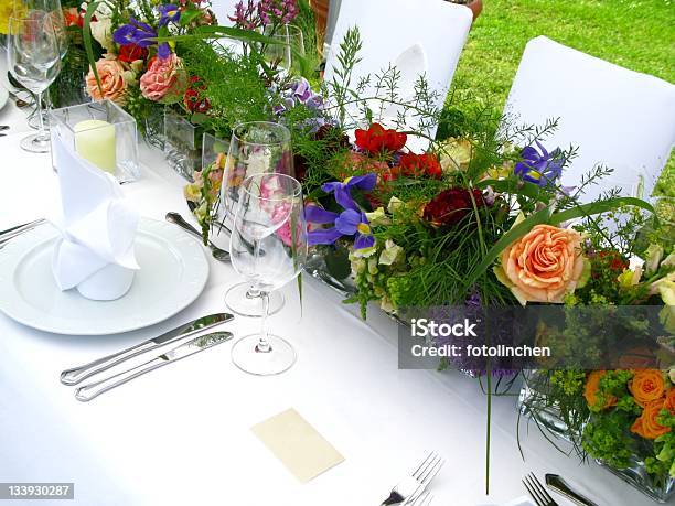 Hochzeitstischanordnung Stockfoto und mehr Bilder von Gartenparty - Gartenparty, Eleganz, Besonderes Lebensereignis