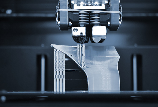 Primer plano de la impresora 3D de trabajo. Impresión de objetos de impresora 3D. Filamento de alambre de plástico. photo