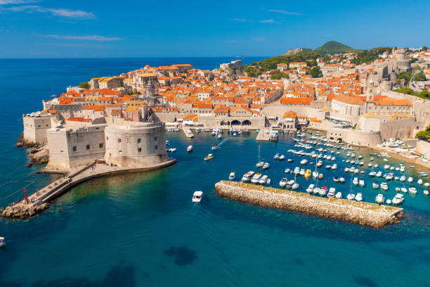 luftaufnahme der altstadt von dubrovnik - stone water sea mediterranean sea stock-fotos und bilder