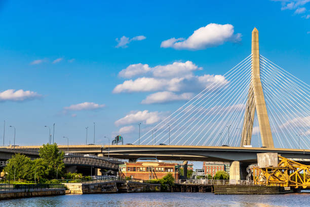 ボストンのレナード・p・ザキム・バンカー・ヒル記念橋 - leonard p zakim bunker hill memorial bridge ストックフォトと画像