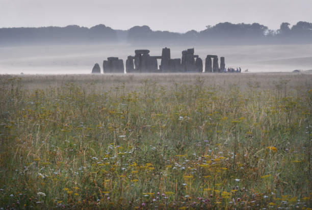 nebbia dell'alba di stonehenge - stonehenge ancient civilization religion archaeology foto e immagini stock