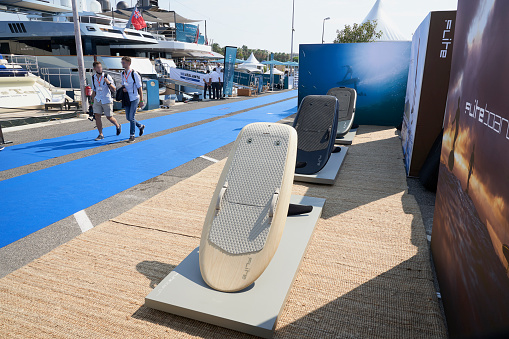 Port Canto during the Cannes Yachting festival (7-12 September 2021) hosts the best foiling water toys. The Australian brand Fliteboard shows the electric hydrofoil surfboard to fly over sea. The series 2 is simpler, more reliable and user friendly.