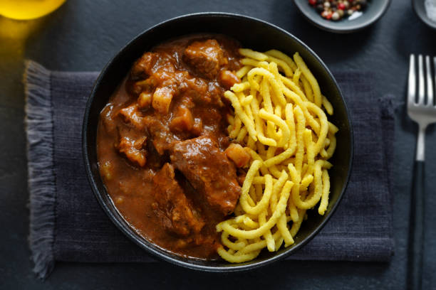 어두운 배경에 그릇에 제공되는 국수와 고기 ragout. - beef goulash 뉴스 사진 이미지