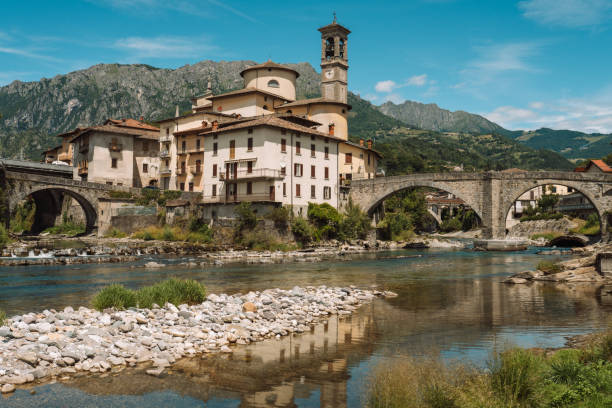 san giovanni bianco, visto desde el río brembo, lombardía, italia. - architecture bergamo blue building exterior fotografías e imágenes de stock