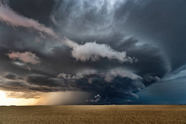 tempestade da pradaria canadá - saskatchewan sky rain cloud - fotografias e filmes do acervo