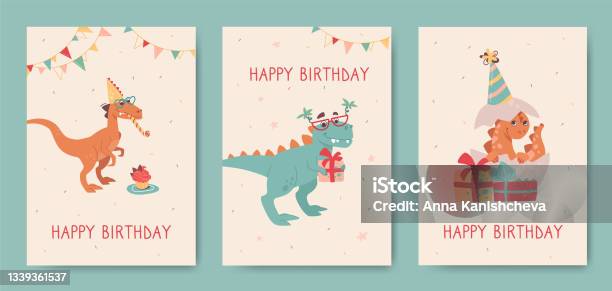 Ilustración de Feliz Cumpleaños Tarjetas De Felicitación Con Dinosaurios  Velociraptor Tiranosaurio Y Pequeño Dinosaurio Recién Nacido Eclosionaron  De Un Huevo Dinosaurios Divertidos En Tarjetas Navideñas Para Niños Carteles  Vectoriales Estilo De Dibujos