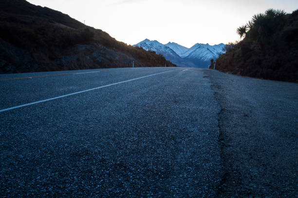 asfaltowa autostrada trasy nr 6 jezioro hawea-wanaka miasto południowa zelandia - mountain scape zdjęcia i obrazy z banku zdjęć