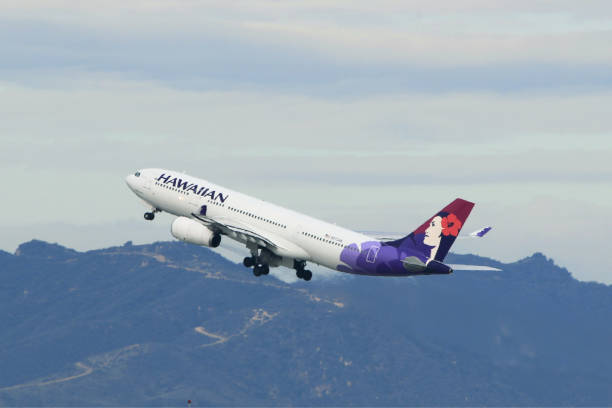 despegue de aviones airbus a330 de hawaiian airlines en el aeropuerto internacional de los ángeles (lax) - takeoff fotografías e imágenes de stock