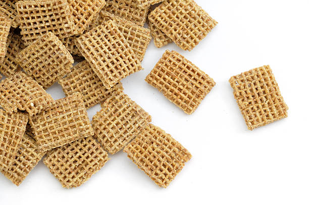 trigo transformada em malte dispersa - shreddies imagens e fotografias de stock